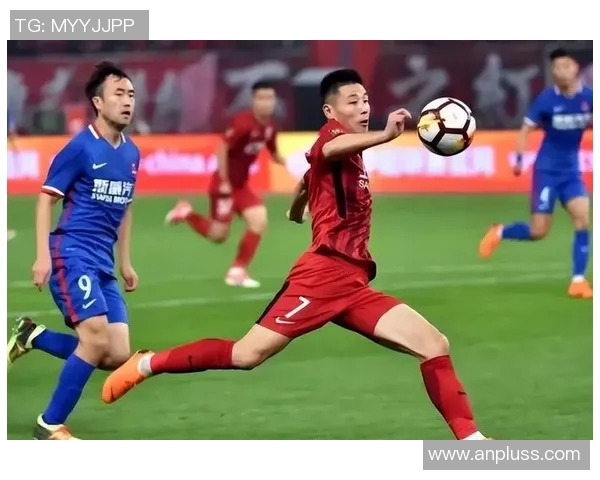 足球明星真人秀最新动态揭秘球场之外的生活与挑战